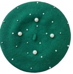 Beret, grøn med perler i flere størrelser